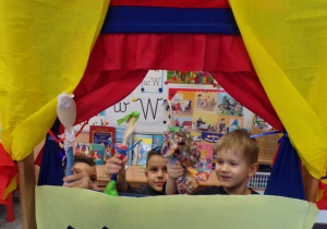 Dzieci prezentujące scenkę z bajki za pomocą kukiełek