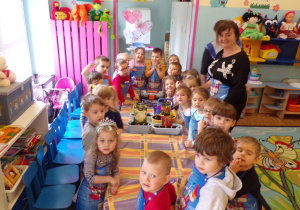 Zdjęcie grupowe dzieci z grupy Biedronek