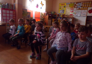 Przedszkolaki oglądające przedstawienie teatralne