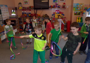 Dzieci wykonujące taniec ze wstążkami