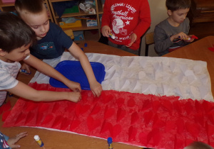 Dzieci wykonują flagę narodową