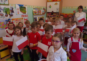 Zdjęcie grupowe z flagami Polski