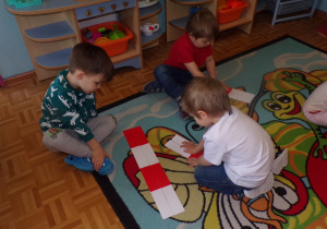Dzieci układające flagę Polski