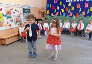 Dzieci mówiące wiersz