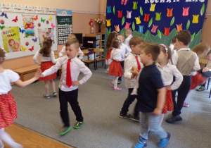 Przedszkolaki wykonujące układ taneczny