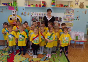 Zdjęcie grupowe dzieci z grupy I z wręczonymi medalami
