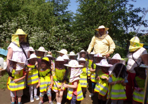 Dzieci zakładające kapelusz pszczelarski