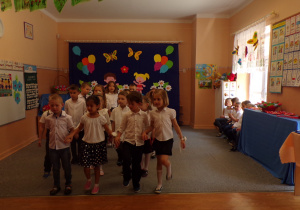 Dzieci tańczące poloneza