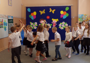 Przedszkolaki tańczące Poloneza