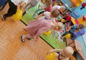 Biedronki tańczą z balonami