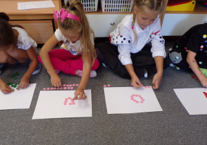 Dzieci układają obrazek z guzików