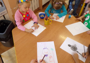 Dzieci rysują ilustrację z kropek