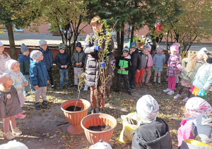 Sadzenie drzewek w ogrodzie przedszkolnym