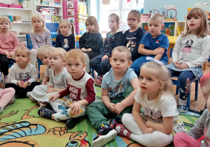 Dzieci słuchają czytanego opowiadania