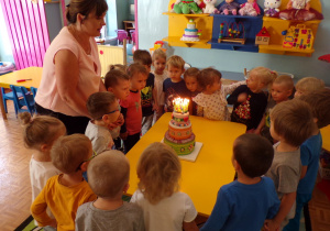 Dzieci zgromadzone wokół tortu