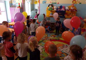 Dzieci z grupy Biedronek trzymające balony