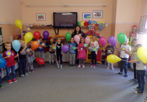 Dzieci z grupy Tygrysków trzymające balony