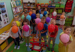 Dzieci z grupy Żabek trzymające balony