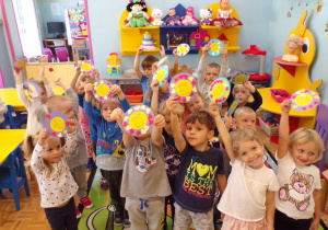 Dzieci z grupy Biedronek trzymające ordery przedszkolaka