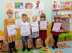 Dzieci z dyplomami i nagrodami za udział w konkursie