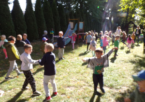 Dzieci biegające w ogrodzie przedszkolnym