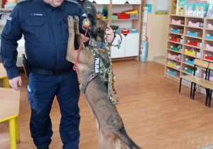Zajęcia z psem policyjnym