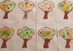 "Jesienne drzewa" - prace plastyczne dzieci z grupy 2