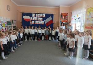 Występ dzieci podczas uroczystości z okazji Dnia Flagi