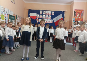 Występ dzieci podczas uroczystości z okazji Dnia Flagi