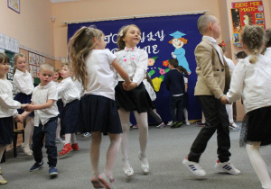 Występ dzieci podczas uroczystości