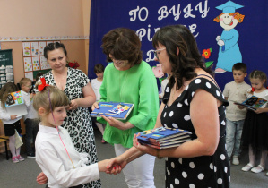Nauczycielki wręczają starszakom pamiątkowe dyplomy