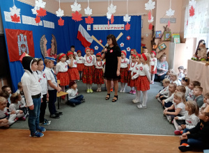 Występ dzieci podczas uroczystości z okazji Święta Niepodległości
