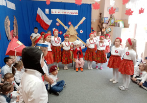 Występ dzieci podczas uroczystości z okazji Święta Niepodległości
