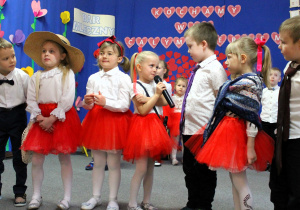 Występ dzieci podczas uroczystości