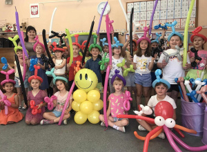 Dzieci z wykonanymi balonami