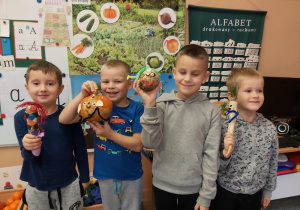 Chłopcy prezentują kukiełki z warzyw