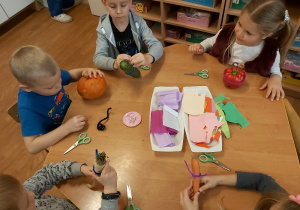 Dzieci wykonują kukiełki z warzyw