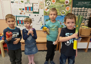 Dzieci prezentujące kukiełki z warzyw