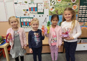 Dziewczynki prezentujące kukiełki z warzyw