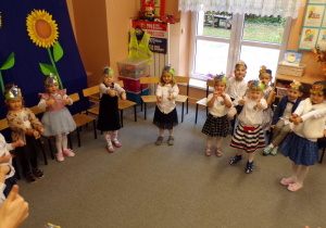 Tańczące i śpiewające przedszkolaki