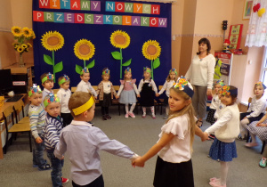 Tańczące i śpiewające przedszkolaki