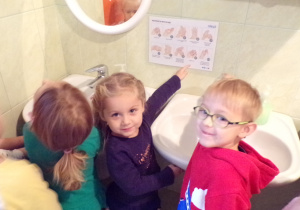 Dzieci myjące ręce wg instrukcji