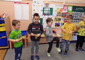Dzieci grają na instrumentach.