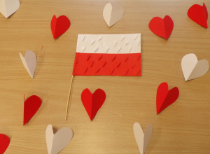 Praca plastyczna - Flaga Polski i serduszka
