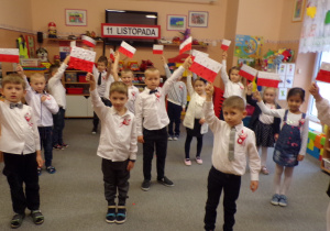 Dzieci trzymające flagi