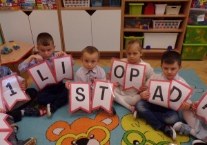 Dzieci trzymające napis "11 Listopada"