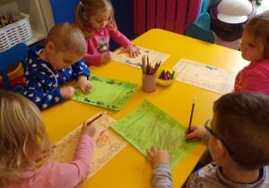 Dzieci rysują list do Mikołaja