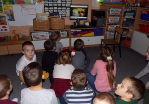 Dzieci oglądające prezentację multimedialną