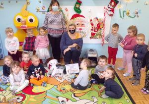 Grupowe zdjęcie dzieci z Biedronek