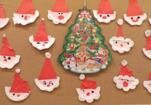 Mikołaje wykonany na podstwaie papierowego talerzyka
